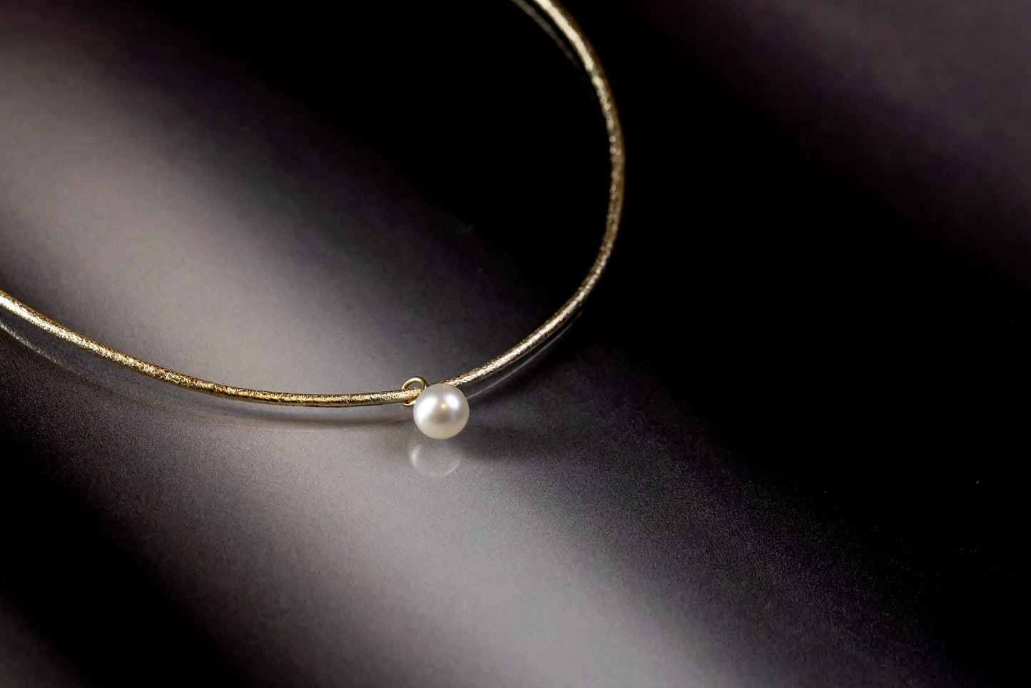 necklace, saltwater pearl, yellow gold, leather