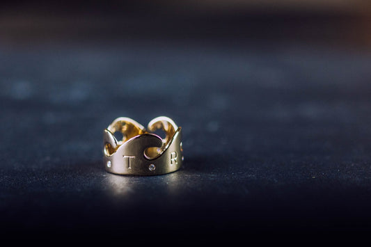 yellow gold, white diamonds, engraving TRUST