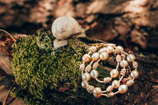 bracelet, saltwater pearls (gold), yellow gold, leather